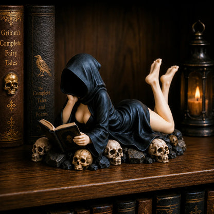 【Novedad 2026】Estatuilla gótica «Lector encapuchado»: un adorno misterioso y sensual para el dormitorio o la oficina. ¡Un regalo decorativo de estilo *dark academia*! 🖤📖