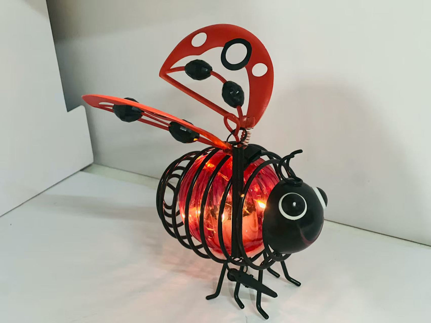 🐝 ¡50% de descuento ahora! ☀️ Luz colgante para coche con energía solar – Encantador diseño de abeja con alas en forma de corazón – Ideal para el jardín y el coche 🌸