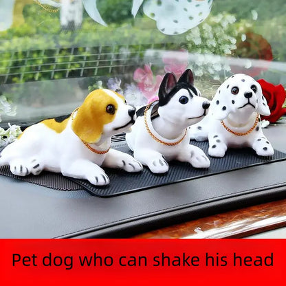 ¡El perro lindo y dominante con la cabeza temblorosa te acompañará para ser próspero en todo momento!