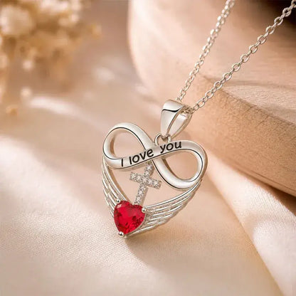 Collar con un corazón, un ala de ángel y una cruz que dice "Te amo para siempre".